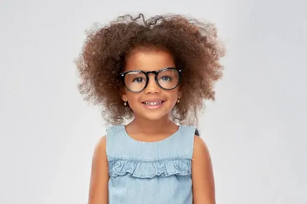 Niña con desarrollo visual saludable