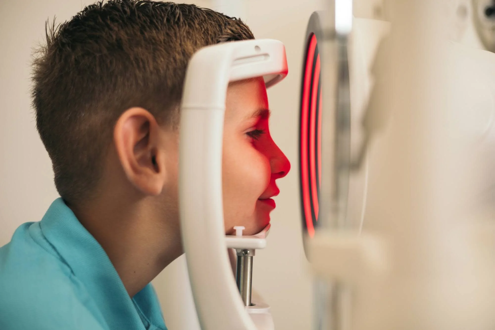 ¿Preocupada por el neurodesarrollo visual de tu hij@?, en Óptica Suárez comprobamos que tu peque crezca con la mejor visión.